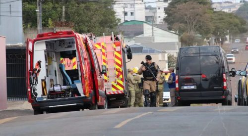 Policial aposentado em surto se entrega ao Bope no Paraná Imagem referente a Policial aposentado em surto se entrega ao Bope no Paraná