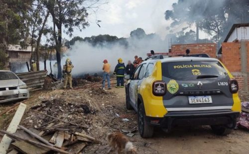 Incêndio destrói casa de madeira; Bombeiros e Polícia Militar foram mobilizados