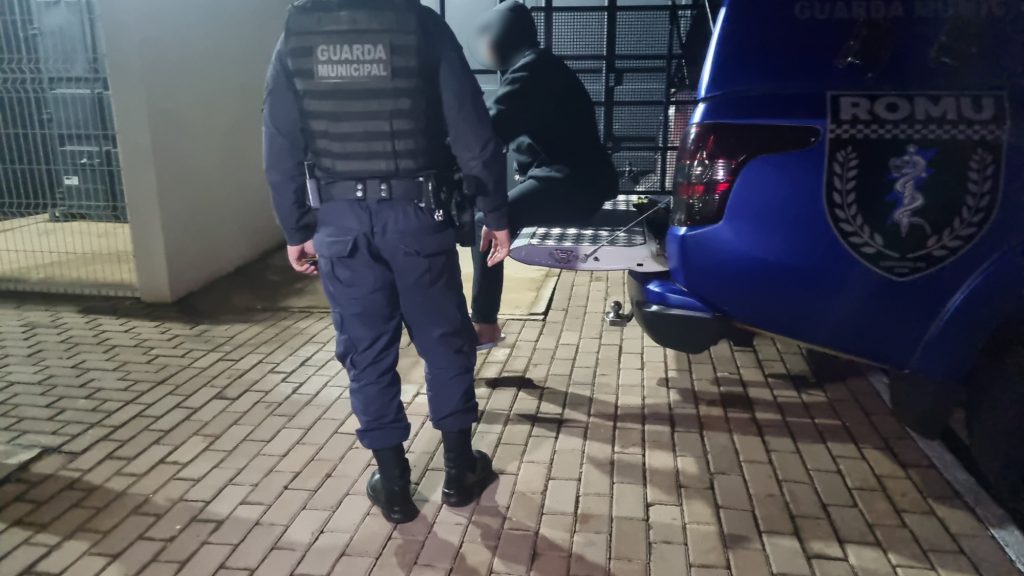 Procurada por tráfico, mulher é presa durante a noite no Bairro Floresta em Cascavel