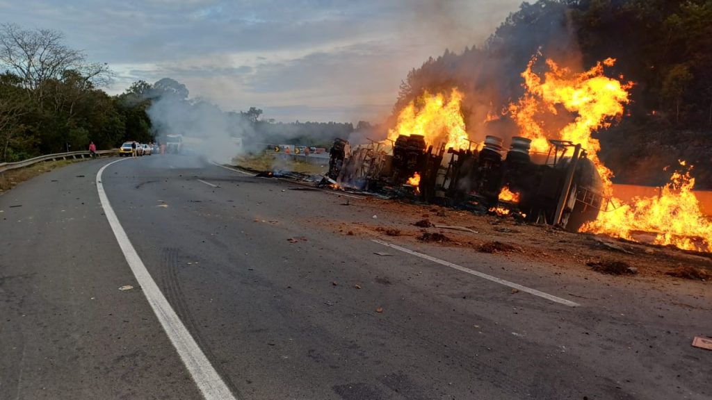 Tragédia na rodovia: Caminhão pega fogo e motorista morre em grave acidente na BR-376