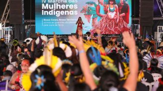 Evento em Brasília reúne 5 mil mulheres indígenas que pedem proteção