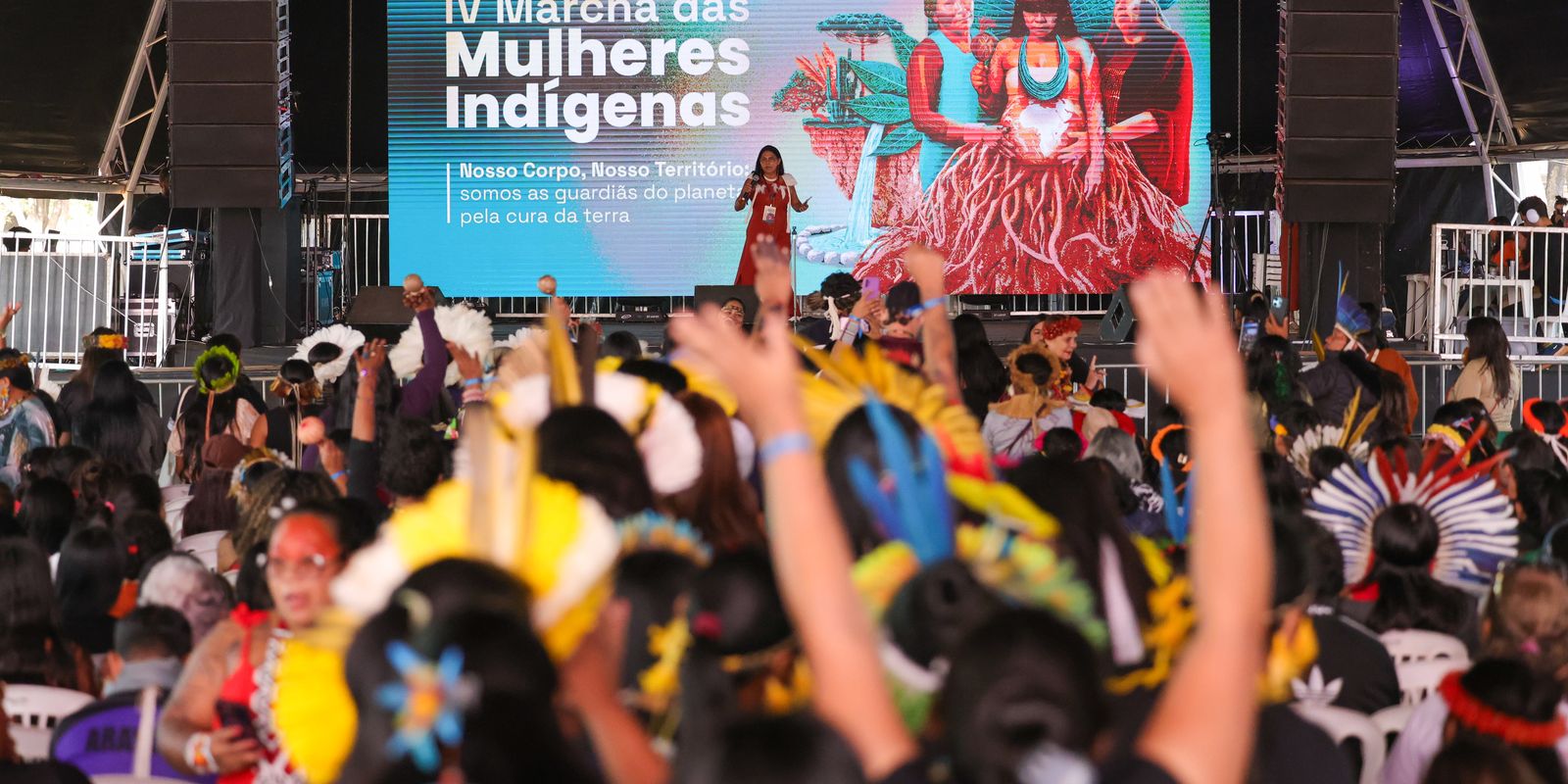 Evento em Brasília reúne 5 mil mulheres indígenas que pedem proteção Imagem referente a Evento em Brasília reúne 5 mil mulheres indígenas que pedem proteção