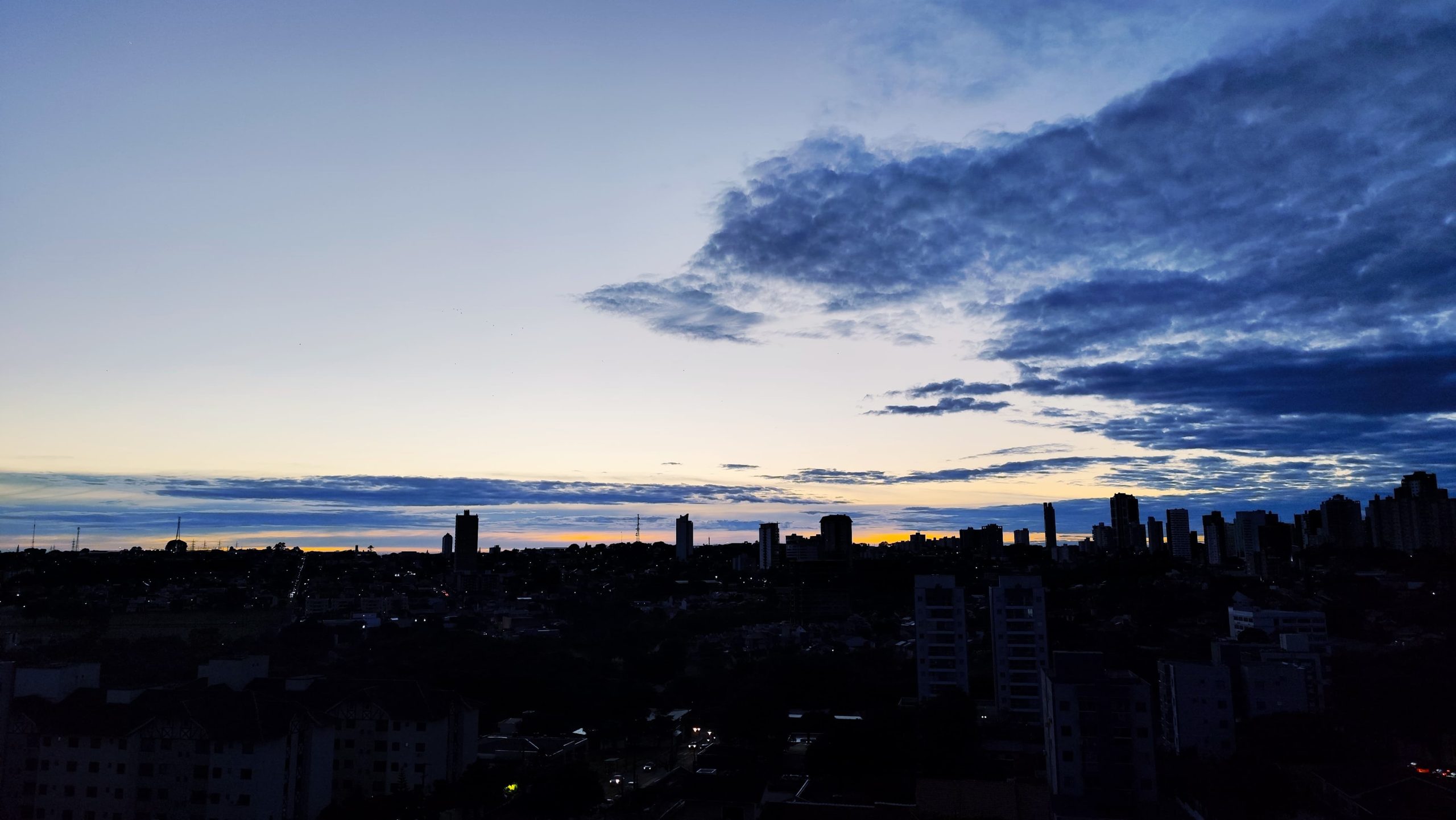 O céu aliviou, mas segue na dúvida se desce mais umas gotas em Cascavel