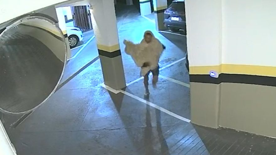 Criminoso disfarçado de “fantasma” invade condomínio e furta bicicleta no Centro de Cascavel