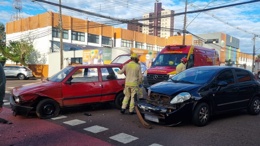 Carros se envolvem em forte colisão no Centro de Cascavel