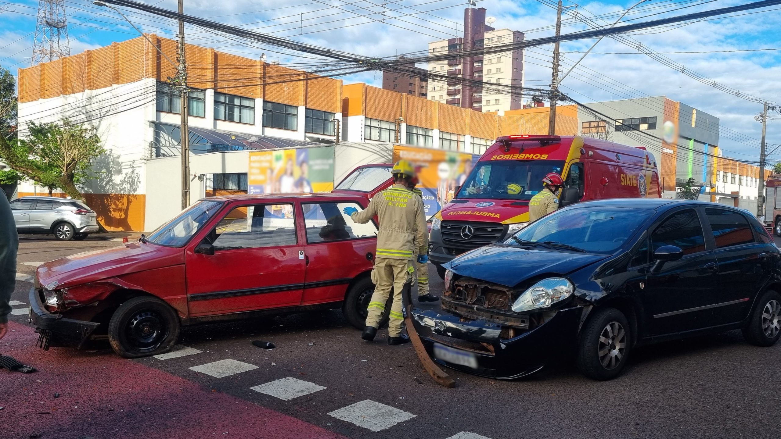 Carros se envolvem em forte colisão no Centro de Cascavel