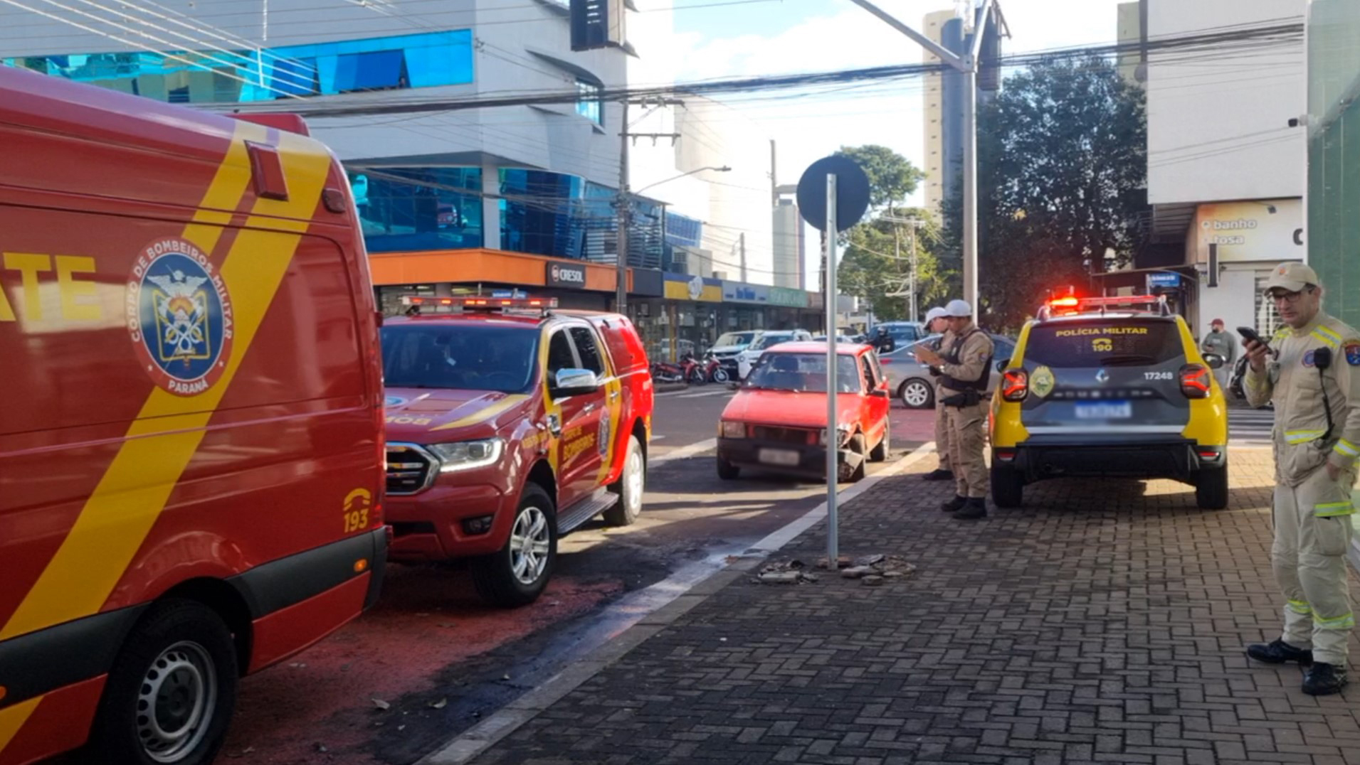 Fiat Uno com seis ocupantes é apreendido pela PM após acidente no Centro de Cascavel; motorista não era habilitado