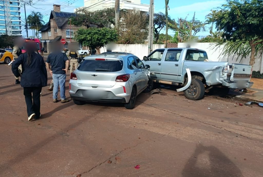 Carro desgovernado atropela homem e causa batida em série no centro de Toledo