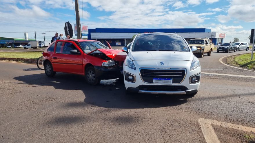 Acidente entre Peugeot e Gol complica trânsito no Trevo Guarujá em Cascavel