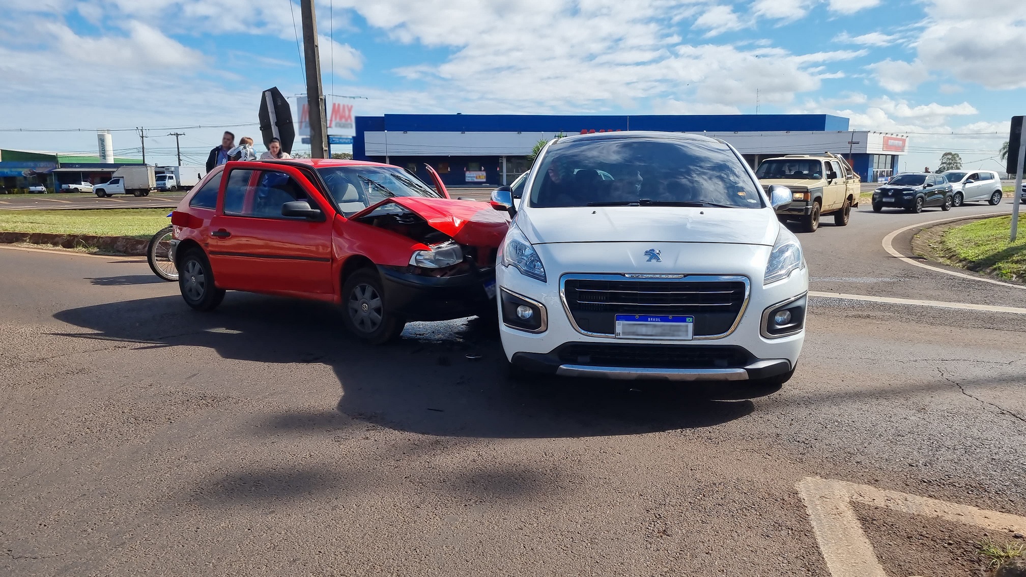 Acidente entre Peugeot e Gol complica trânsito no Trevo Guarujá em Cascavel Acidente entre Peugeot e Gol complica trânsito no Trevo Guarujá em Cascavel