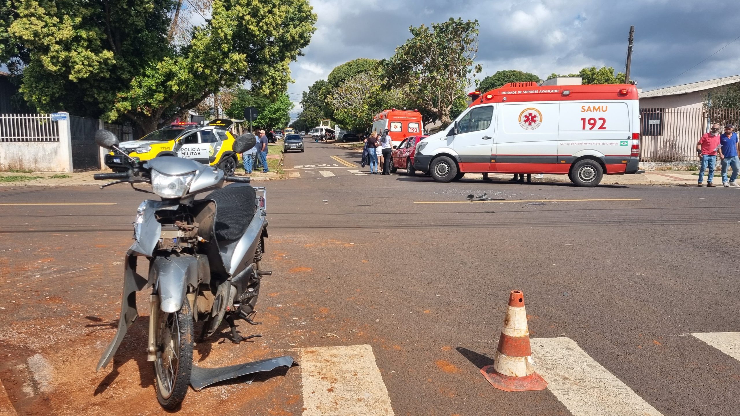Pai e filho sofrem acidente de trânsito no Bairro Periolo Pai e filho sofrem acidente de trânsito no Bairro Periolo