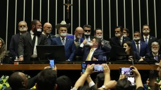 Câmara: base do governo chama ocupação do plenário de 