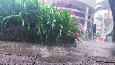 Imagem referente a Promessa cumprida: chuva chega e muda o cenário em Cascavel