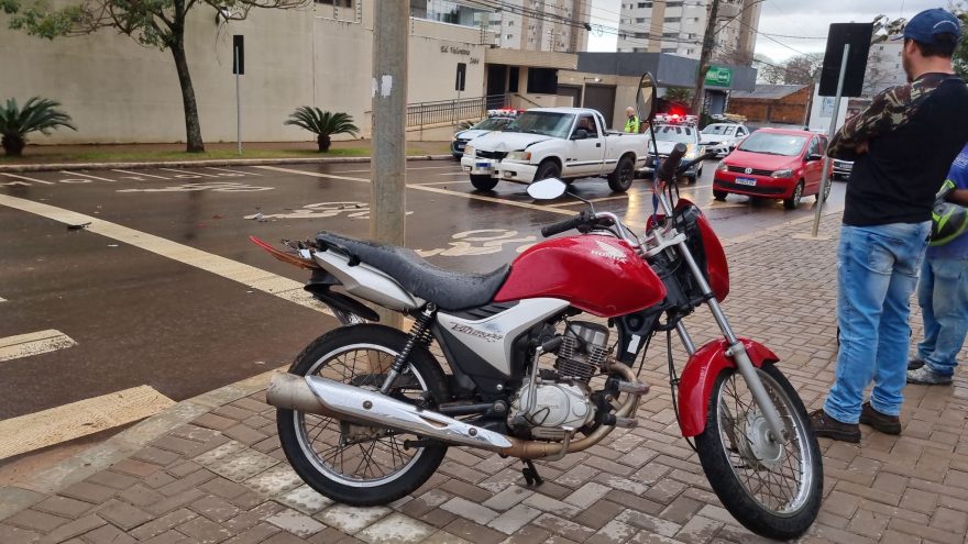 Colisão traseira entre moto e caminhonete mobiliza Siate na Rua Antonina