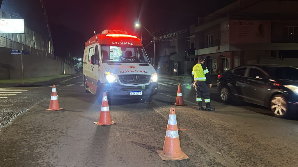Para evitar colisão, motociclista sofre queda na Rua Minas Gerais e é socorrido pelo Samu