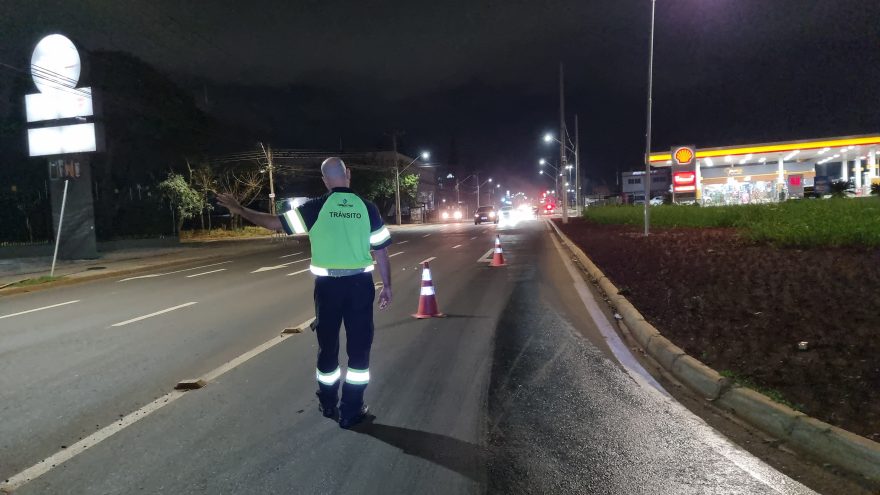 Óleo na pista! Retorno na Avenida Carlos Gomes é fechado após incidente envolvendo caminhão