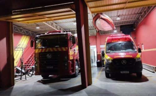 Explosão ao acender churrasqueira deixa homem com o rosto em chamas