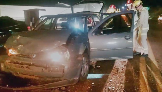 Homem fica ferido em colisão entre caminhonete e Golf na PR-483