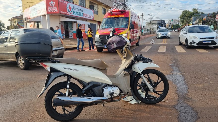 Motociclista fica ferida em acidente de trânsito na Avenida Tito Muffato, em Cascavel