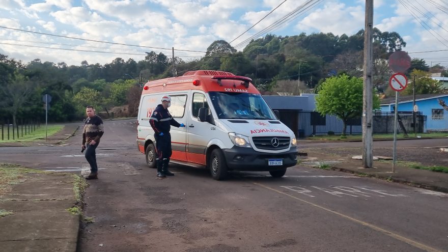 Ciclista de 20 anos fica ferido em colisão com carro no Bairro Brasília, em Cascavel