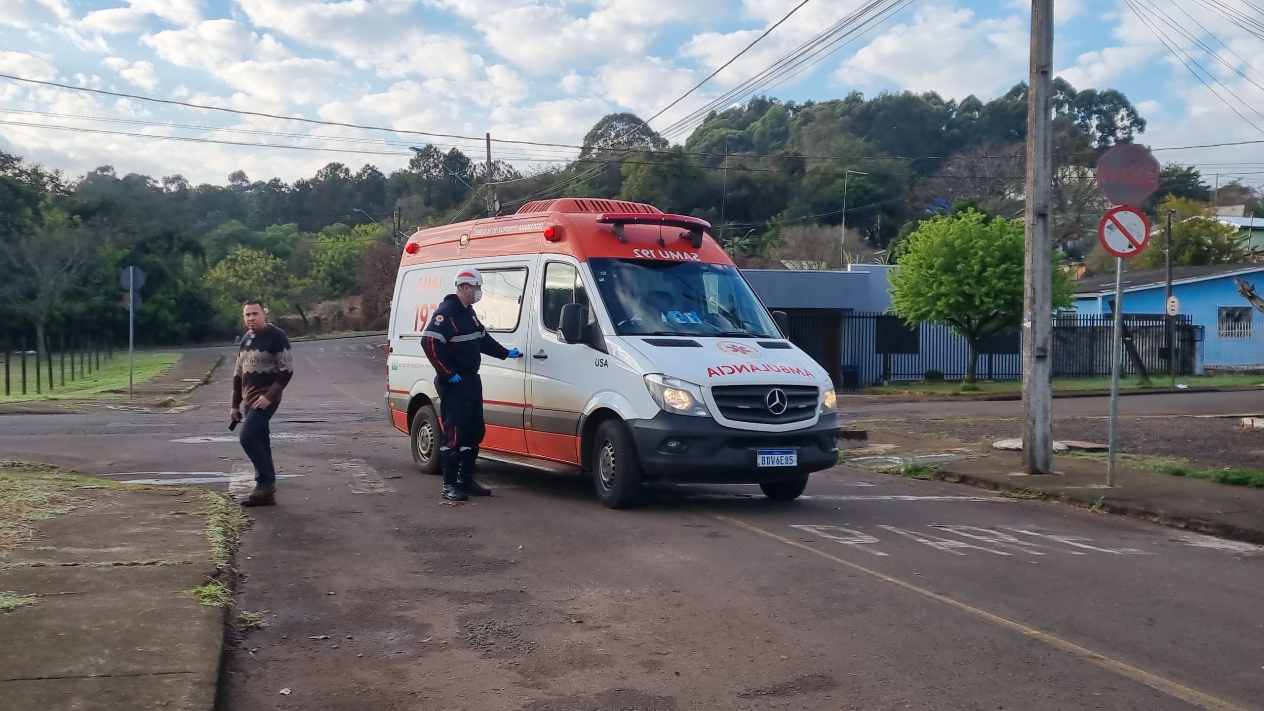 Ciclista de 20 anos fica ferido em colisão com carro no Bairro Brasília, em Cascavel