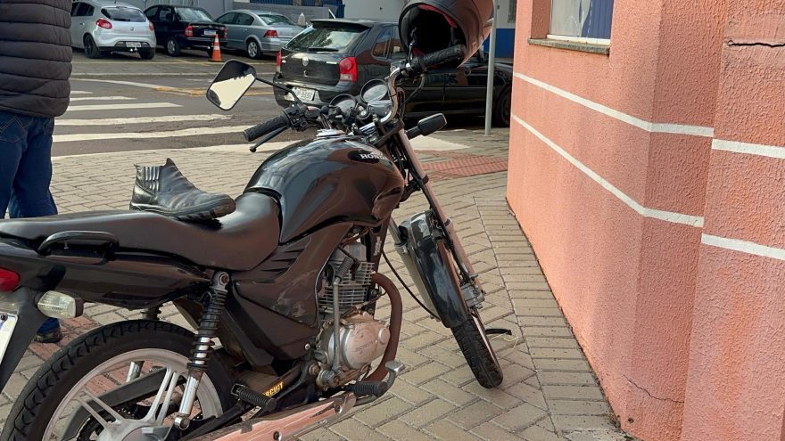 Motociclista fica ferido após colisão com carro no bairro Maria Luiza, em Cascavel