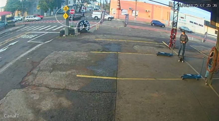 Câmera registra momento de colisão entre carro e moto no bairro Maria Luiza, em Cascavel