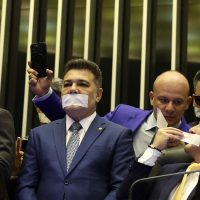 Imagem referente a Oposição pernoita nos plenários do Congresso para impedir trabalhos