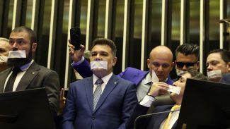 Oposição pernoita nos plenários do Congresso para impedir trabalhos