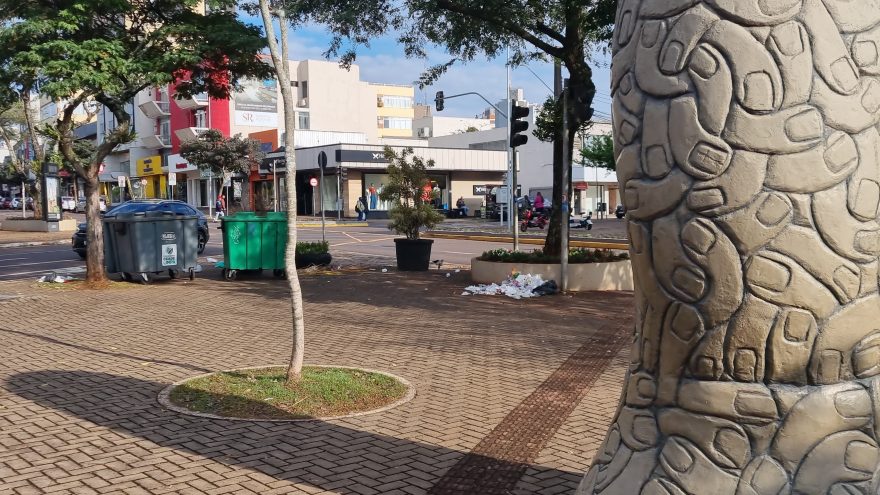 O mistério do lixo jogado no chão perto do “Dedão”, em Cascavel