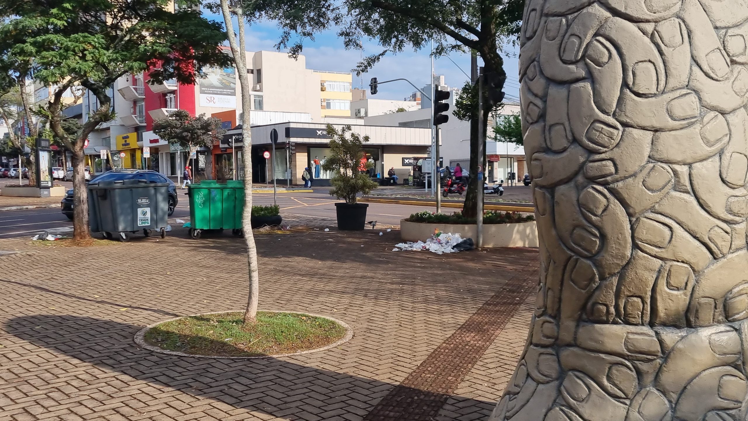 O mistério do lixo jogado no chão perto do "Dedão", em Cascavel O mistério do lixo jogado no chão perto do "Dedão", em Cascavel