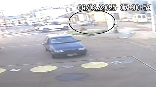 Câmera registra momento de colisão entre moto e Palio no Bairro Santa Cruz Imagem referente a Câmera registra momento de colisão entre moto e Palio no Bairro Santa Cruz