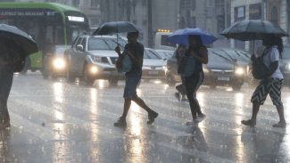 Chuvas causam alagamentos e transtornos na Baixada Santista