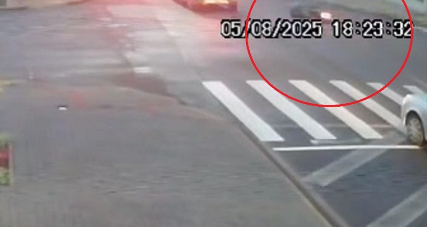 Câmera flagra motociclista caindo para evitar colisão na Rua Minas Gerais 