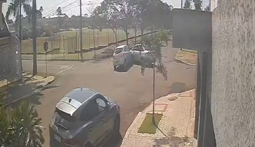 Câmera registra acidente entre Chevrolet Onix e Citröen C4