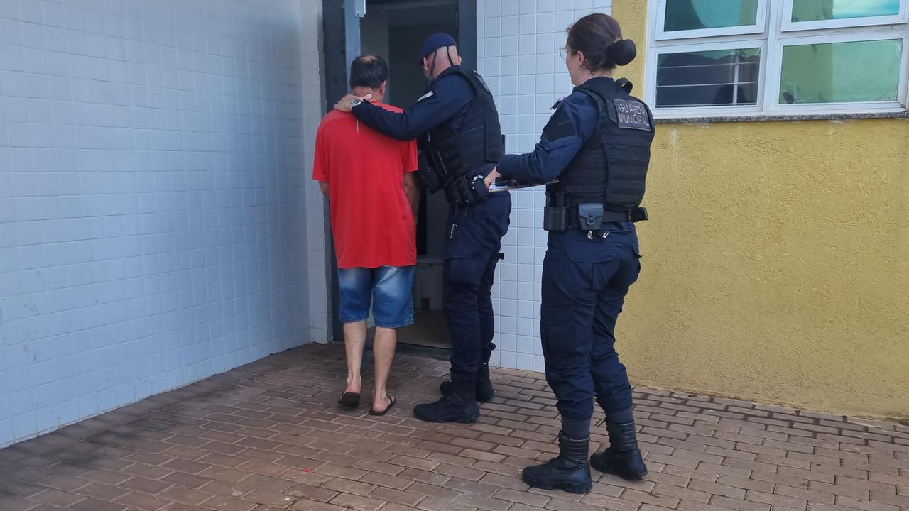 Homem é preso após agredir a irmã e ameaçar a mãe idosa em Cascavel Homem é preso após agredir a irmã e ameaçar a mãe idosa em Cascavel