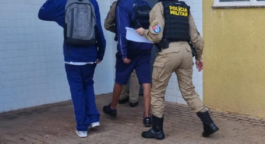 Com item proibido dois adolescentes são apreendidos no Colégio Olivo Fracaro