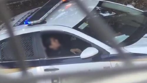 Escândalo: Policiais são flagrados em ato sexual dentro de viatura Escândalo: Policiais são flagrados em ato sexual dentro de viatura