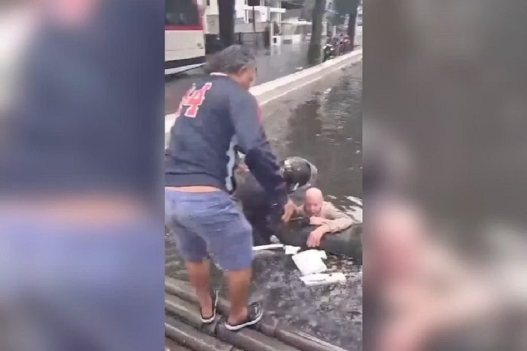 Idoso escorrega em calçada molhada e cai no canal três em Santos