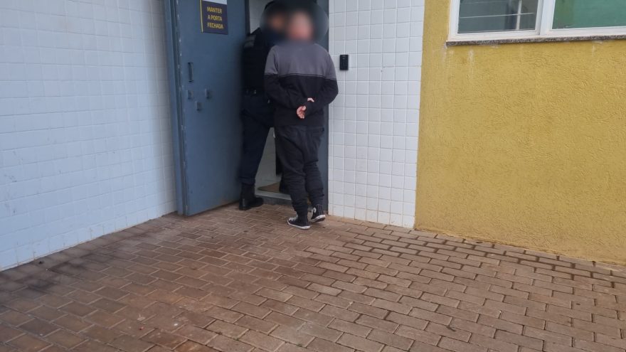 Alterado, homem ameaça cunhado e vai parar na delegacia de Cascavel