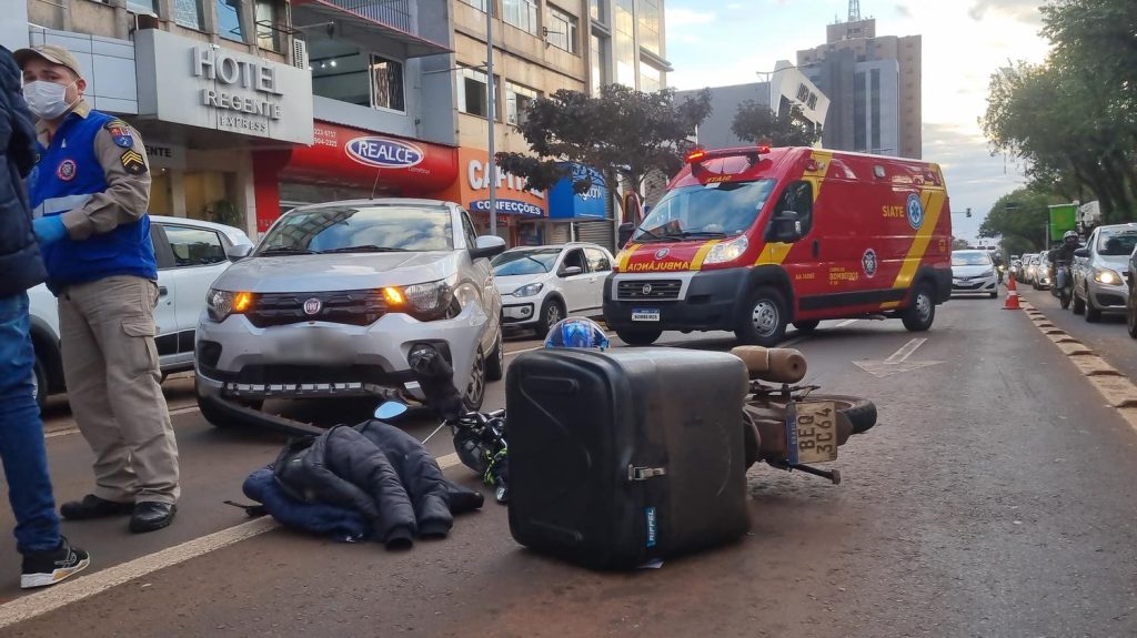 Homem de 24 anos sofre contusão depois de acidente na Avenida Brasil