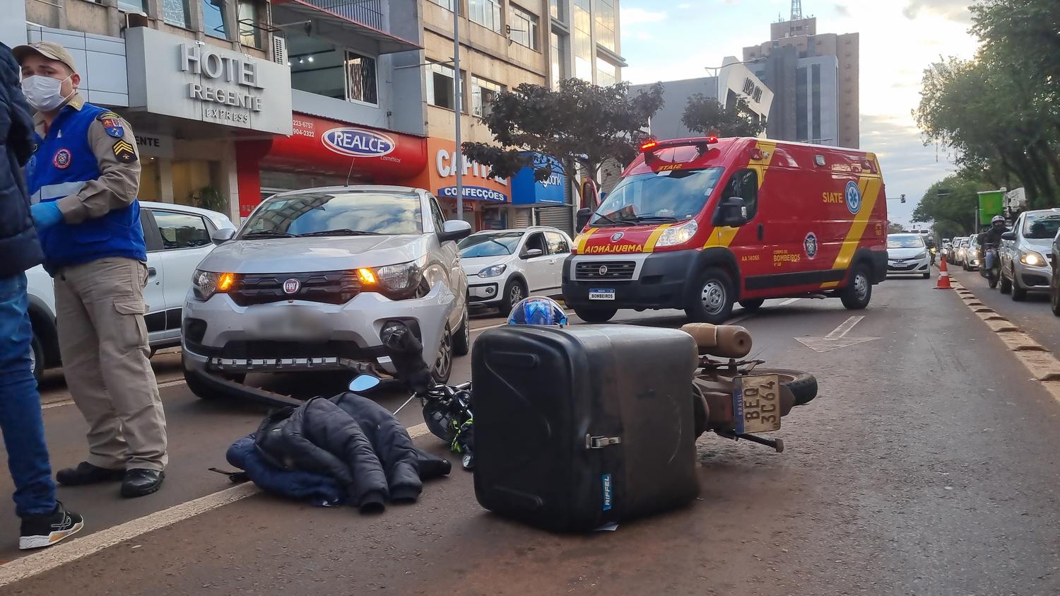 Homem de 24 anos sofre contusão depois de acidente na Avenida Brasil Homem de 24 anos sofre contusão depois de acidente na Avenida Brasil