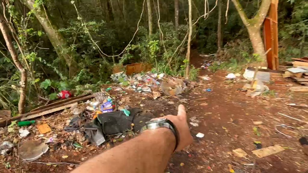 Lixão a céu aberto: Moradores reclamam de resíduos deixados ao lado de rio no Bairro Cancelli
