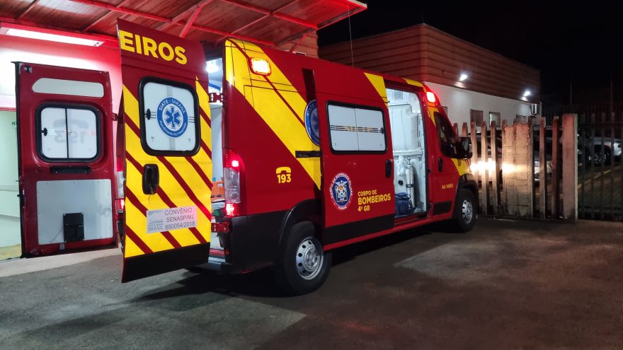 Jovem é levada à UPA Veneza após cair de moto no Bairro Santa Felicidade
