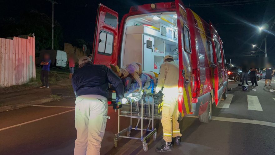 Piloto quebra a perna em acidente de trânsito na Rua Ipanema