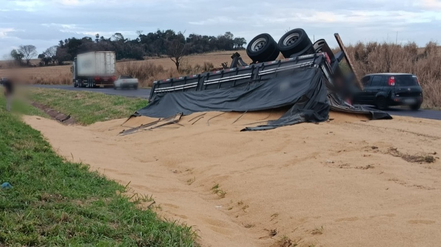 Reboque de carreta tomba e espalha carga de farelo na BR-163, em Toledo