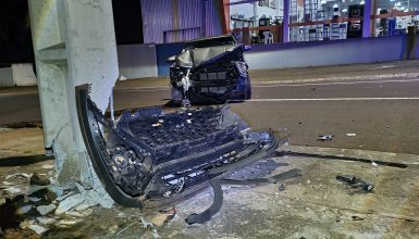 Imagem referente a Cacetada! Motociclista fica em estado grave após atingir automóvel na Rua Francisco Bartinik