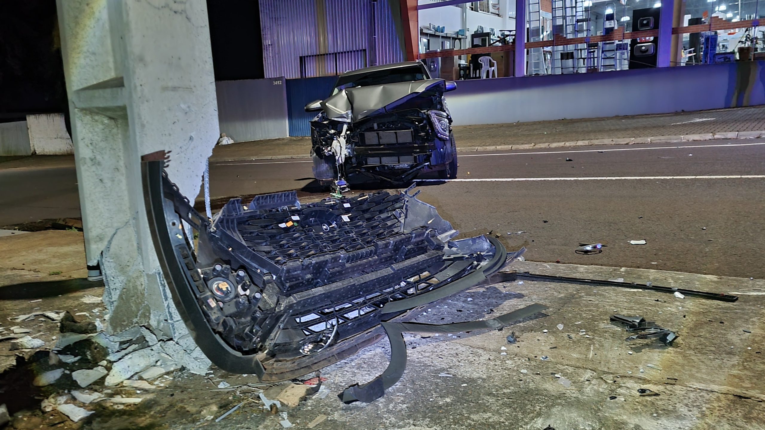 Imagem referente a Cacetada! Motociclista fica em estado grave após atingir automóvel na Rua Francisco Bartinik