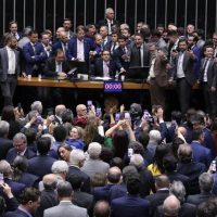 Imagem referente a Após obstrução de Plenário, Hugo Motta abre sessão e pede respeito