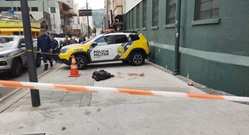 Homem é preso após esfaquear rival e deixar rastro de sangue na praça; Suspeito confessa o crime